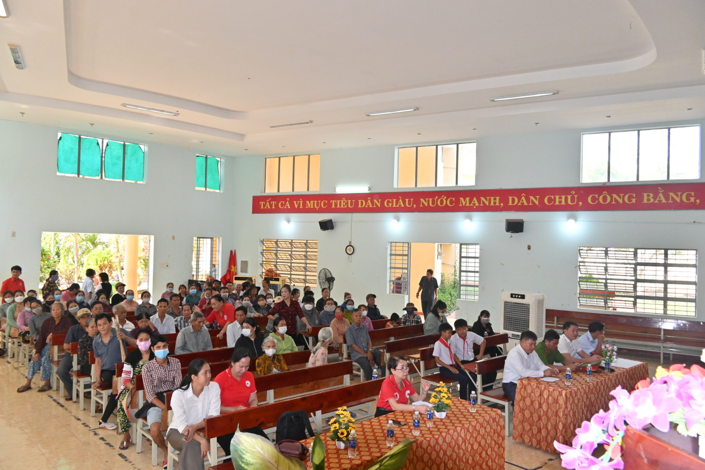 Đông đảo người dân xã Cẩm Đường (Đồng Nai) đã có mặt từ sớm để tham dự sự kiện Đông đảo người dân xã Cẩm Đường (Đồng Nai) đã có mặt từ sớm để tham dự sự kiện