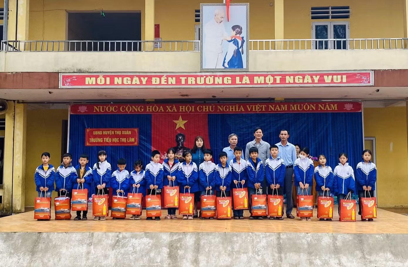 Trao quà cho các học sinh nghèo học giỏi địa bàn xã Minh Sơn, huyện Triệu Sơn Trao quà cho các học sinh nghèo học giỏi địa bàn xã Minh Sơn, huyện Triệu Sơn