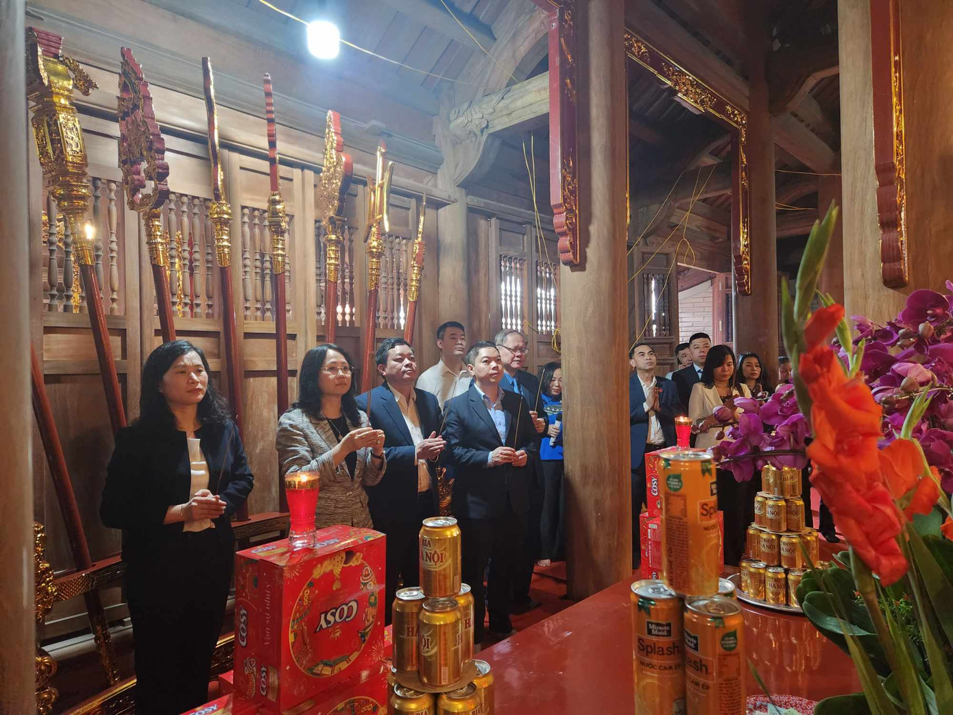 Dâng hương, dâng hoa Đền Chi Lăng. Ảnh: Duy Chiến Dâng hương, dâng hoa Đền Chi Lăng. Ảnh: Duy Chiến