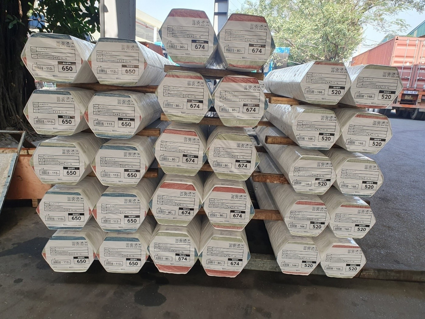 Ống thép Hòa Phát được đóng gói xuất khẩu sang Nhật Bản