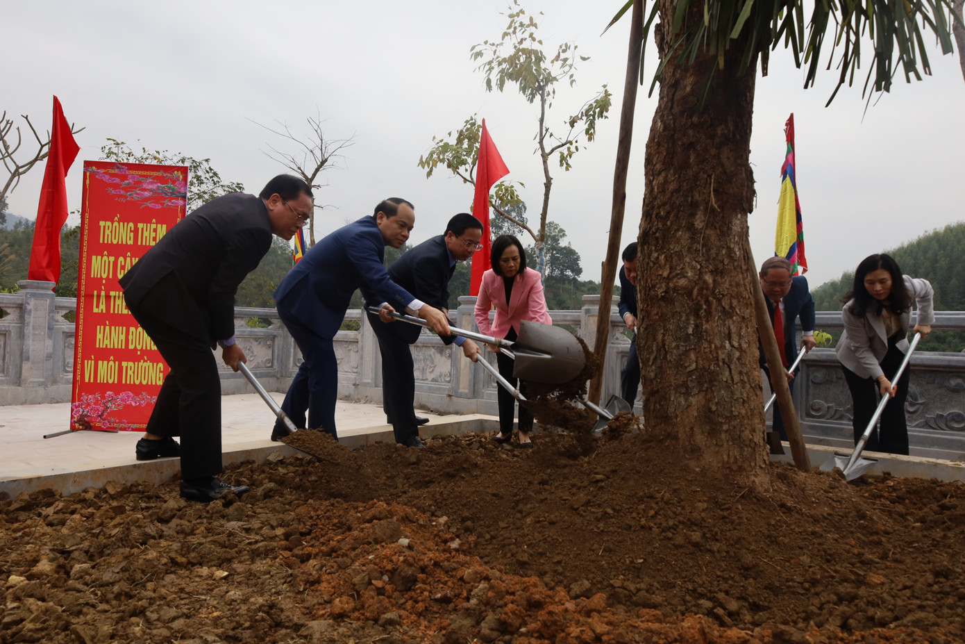 Các đồng chí lãnh đạo tỉnh trồng cây tại đền thờ Chi Lăng. Ảnh: Duy Chiến Các đồng chí lãnh đạo tỉnh trồng cây tại đền thờ Chi Lăng. Ảnh: Duy Chiến