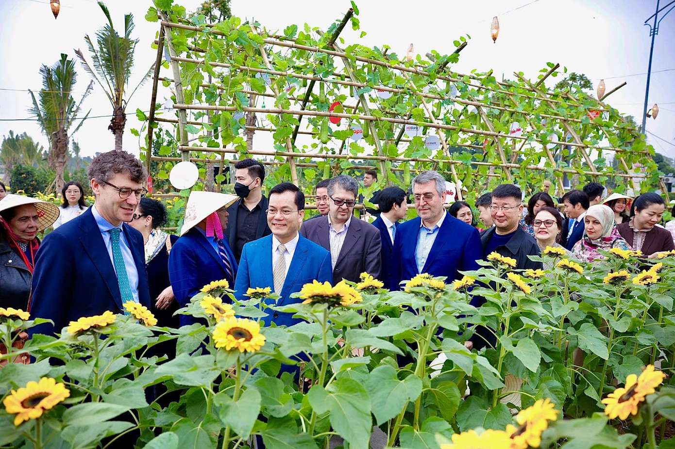 Với chủ đề “Tết triệu sắc Việt, Xuân vạn sinh sôi”, đường hoa năm nay được các đại biểu đánh giá cao. Ảnh: Quang Anh Với chủ đề “Tết triệu sắc Việt, Xuân vạn sinh sôi”, đường hoa năm nay được các đại biểu đánh giá cao. Ảnh: Quang Anh