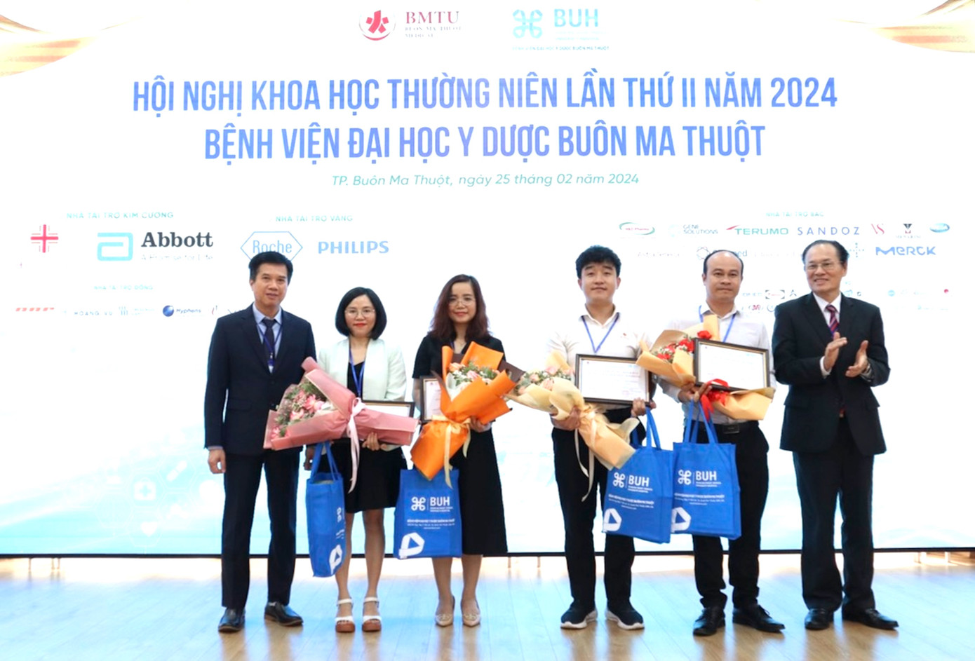 Nhiều hoạt động diễn ra tại hội nghị