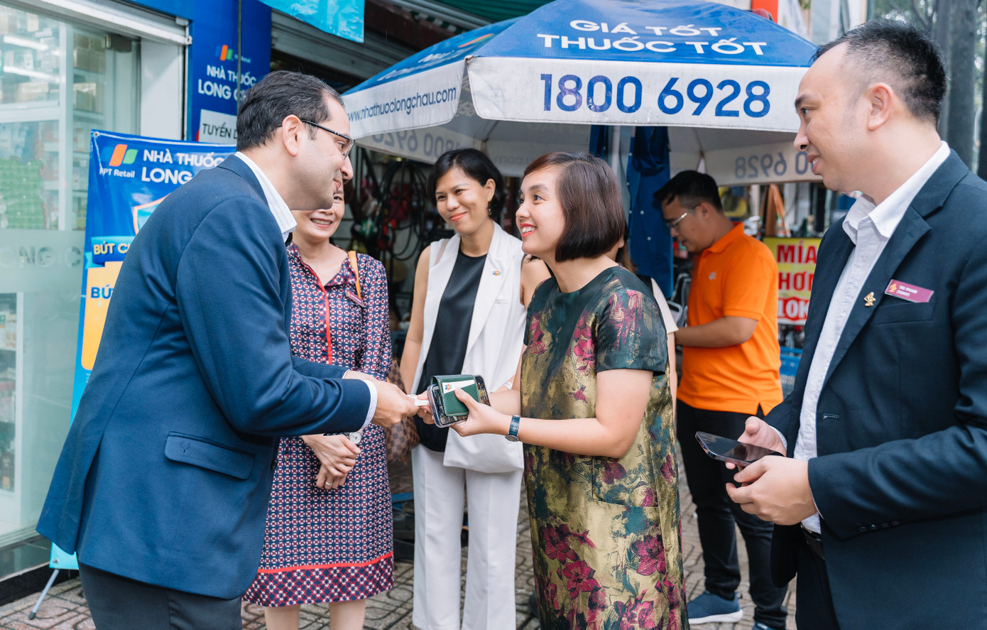 Chuyến thăm trực tiếp tại nhà thuốc của AstraZeneca đã đánh dấu bước phát triển quan hệ chặt chẽ giữa hãng AstraZeneca và FPT Long Châu Chuyến thăm trực tiếp tại nhà thuốc của AstraZeneca đã đánh dấu bước phát triển quan hệ chặt chẽ giữa hãng AstraZeneca và FPT Long Châu