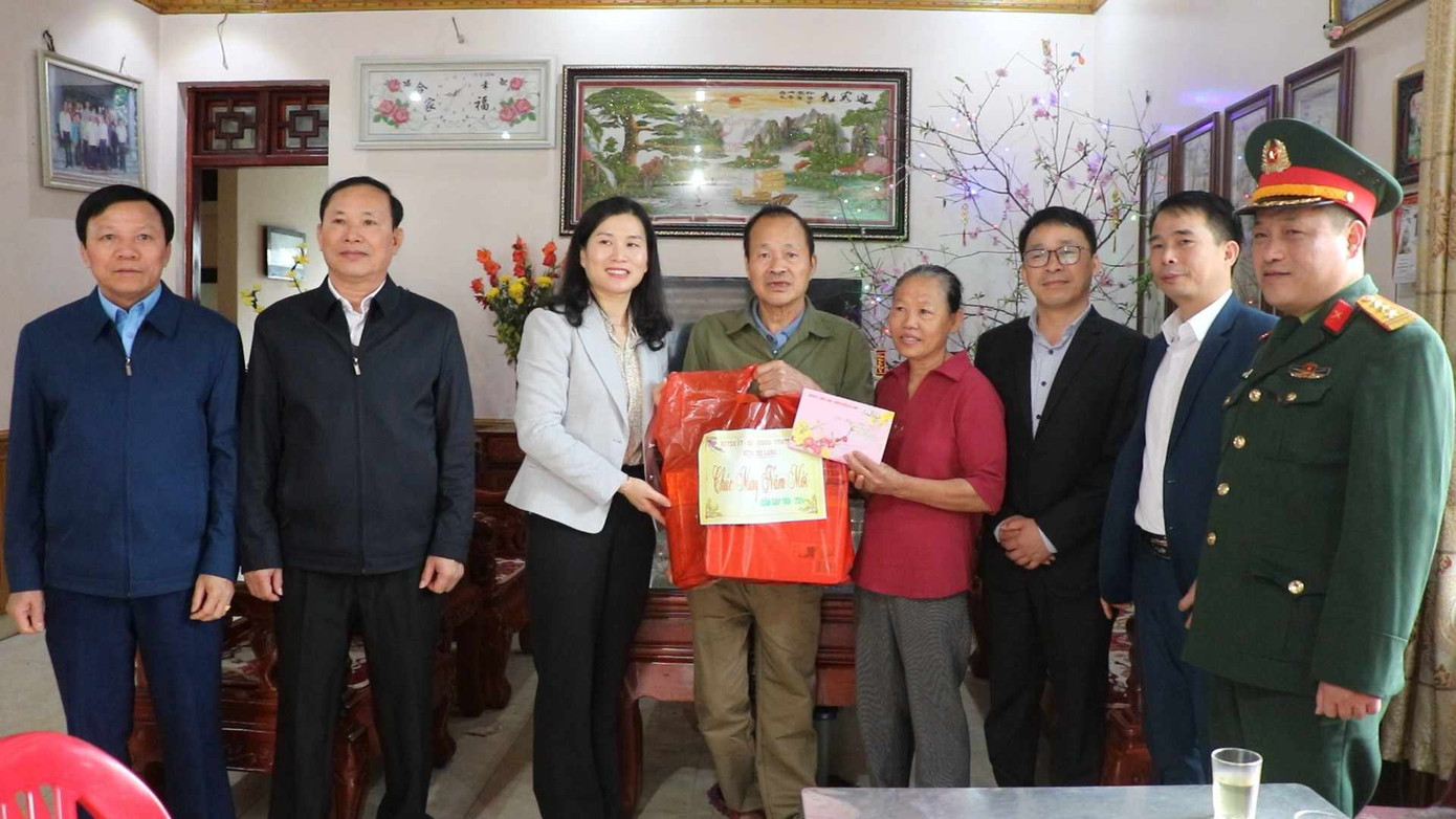 Thăm, tặng quà người có công trên địa bàn tỉnh Lạng Sơn. Ảnh: Duy Chiến Thăm, tặng quà người có công trên địa bàn tỉnh Lạng Sơn. Ảnh: Duy Chiến