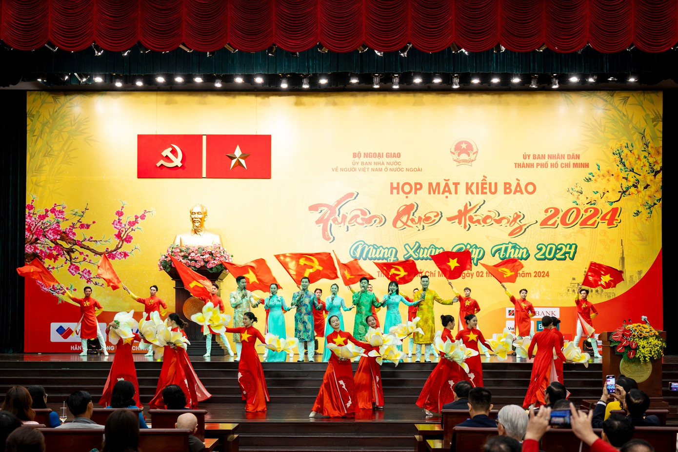 Nhóm Mắt Ngọc, Lạc Việt cùng tiết mục” Mashup: Tôi yêu Tổ quốc tôi; Mùa xuân trên Thành phố Hồ Chí Minh” trong Họp mặt kiều bào Mừng Xuân Giáp Thìn 2024 - Xuân Quê Hương 2024 tại Hội trường Thành phố (111 Bà Huyện Thanh Quan). Nhóm Mắt Ngọc, Lạc Việt cùng tiết mục” Mashup: Tôi yêu Tổ quốc tôi; Mùa xuân trên Thành phố Hồ Chí Minh” trong Họp mặt kiều bào Mừng Xuân Giáp Thìn 2024 - Xuân Quê Hương 2024 tại Hội trường Thành phố (111 Bà Huyện Thanh Quan).