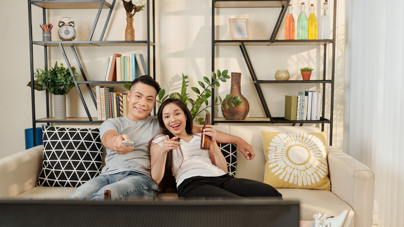 Nhiều phái mạnh chọn cách set up rạp chiếu phim tại nhà để tận hưởng khoảnh khắc riêng tư cùng người thương (Ảnh: Dragon Images).