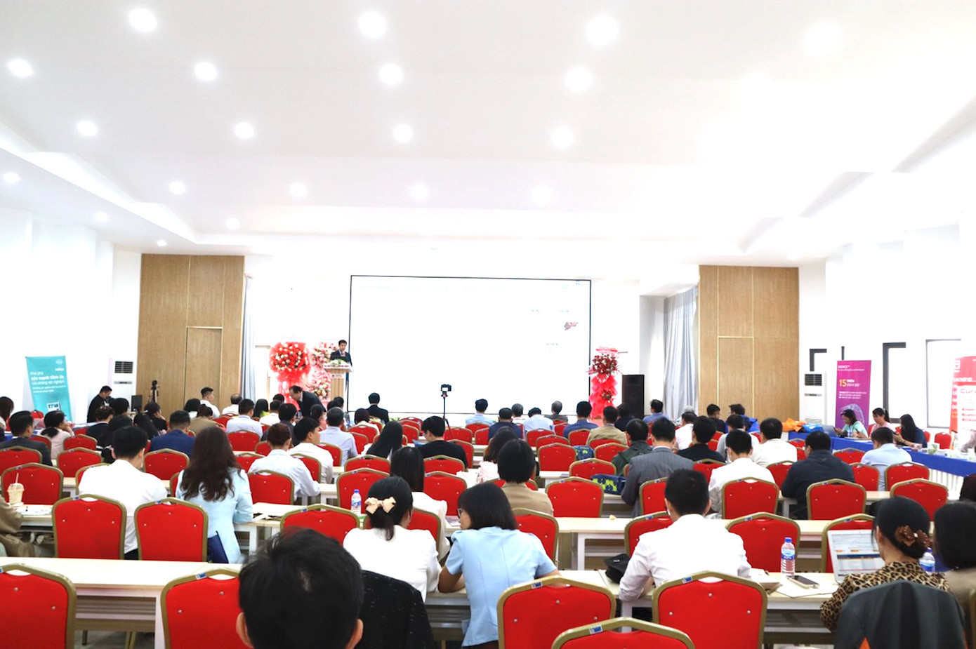 Các đại biểu tham dự hội nghị