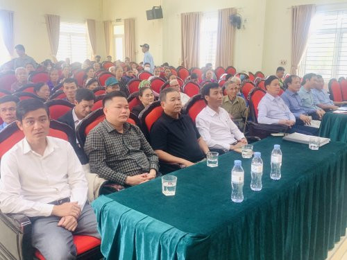 Đông đảo người dân đến tham dự buổi Lễ trao quà Sao Mai ăn Tết với người nghèo