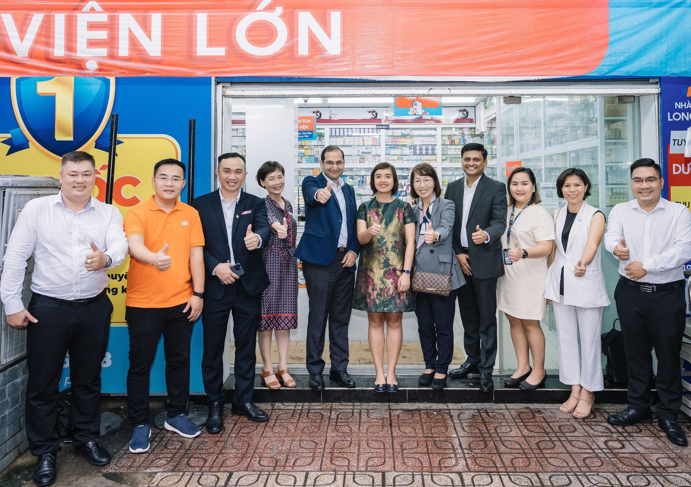 Đại diện AstraZeneca ghé thăm cửa hàng FPT Long Châu Đại diện AstraZeneca ghé thăm cửa hàng FPT Long Châu