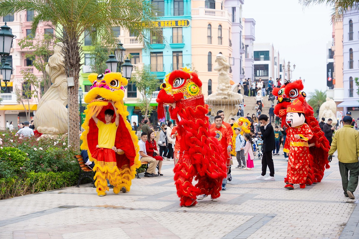 Đoàn lân sư mang tới không khí rộn ràng, len lỏi đến từng khu phố của “vũ trụ giải trí” Đoàn lân sư mang tới không khí rộn ràng, len lỏi đến từng khu phố của “vũ trụ giải trí”