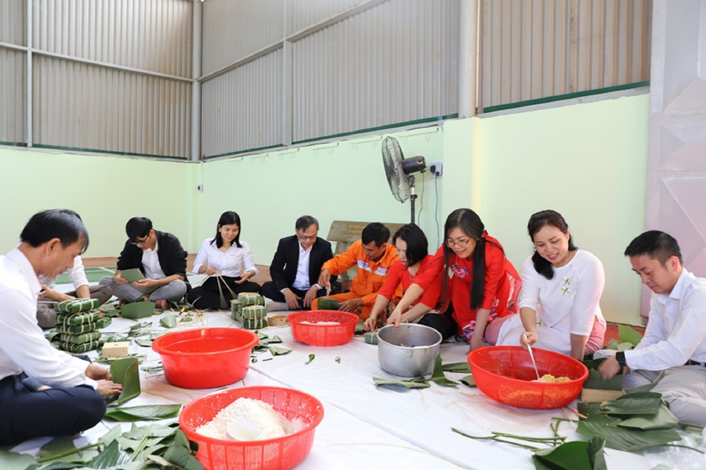 PC Đắk Nông gói bánh chưng tặng học sinh Trường Tiểu học La Văn Cầu