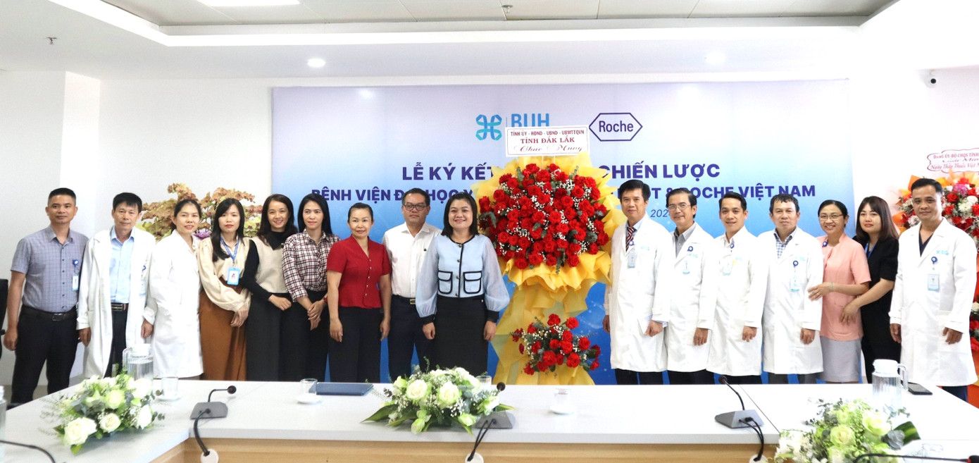 Đại diện lãnh đạo tỉnh thăm, chúc mừng bệnh viện ngày thầy thuốc Việt Nam