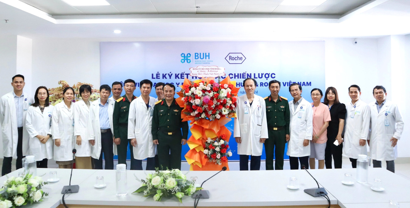 Đại diện các cơ quan, đơn vị tỉnh thăm, chúc mừng bệnh viện ngày thầy thuốc Việt Nam