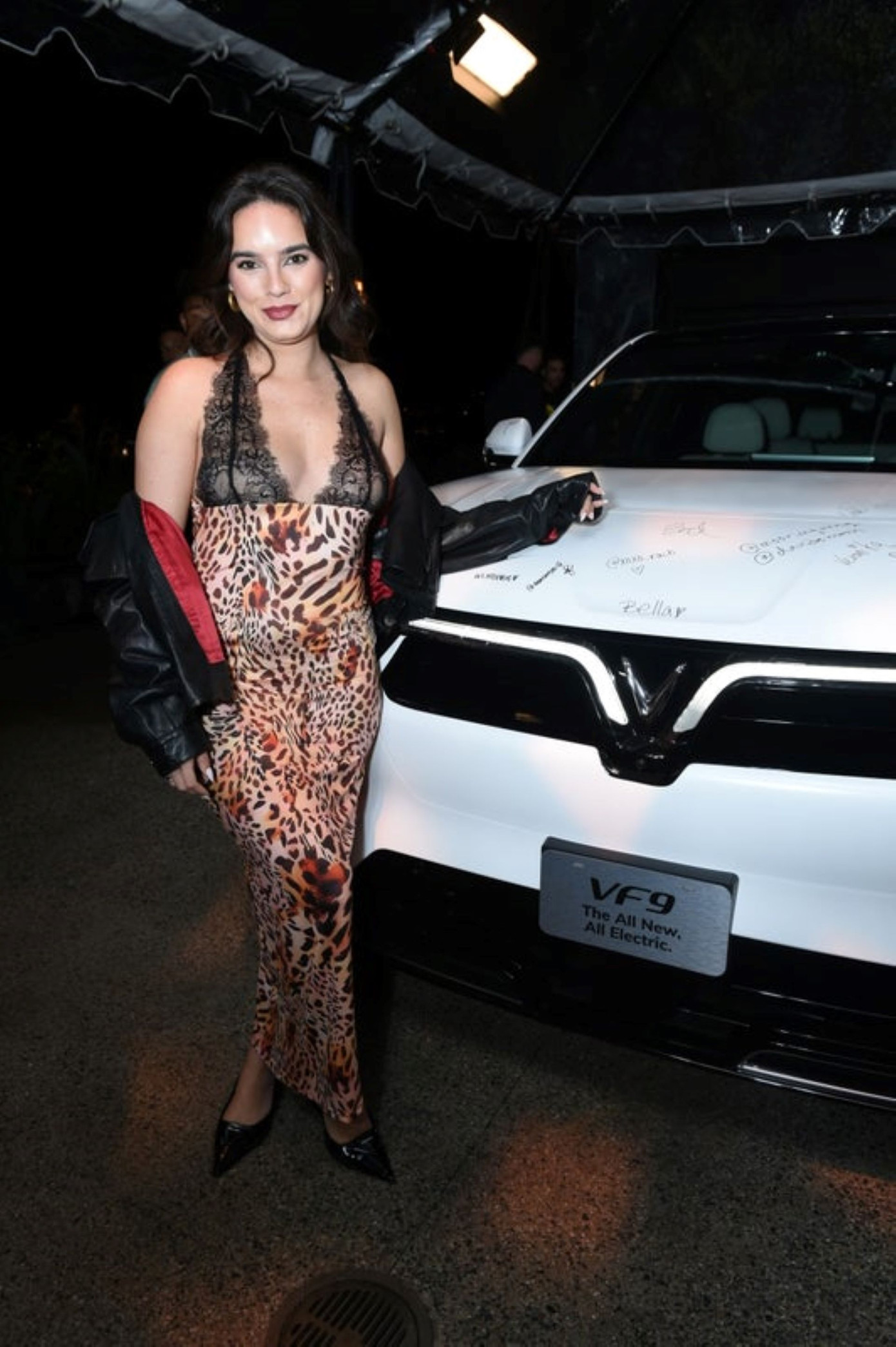 Natali Nanoel - hot Instagram với 3 triệu lượt theo dõi - liên tục đăng tải story Instagram về sự kiện. Cô hào hứng tạo dáng bên cạnh chiếc VF 9 đã phủ đầy chữ ký trên nắp capo. Ảnh: Getty Images.