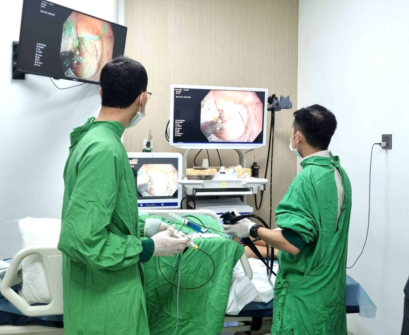 Đội ngũ bác sĩ nội soi được đào tạo bài bản, trang bị trang thiết bị hiện đại.