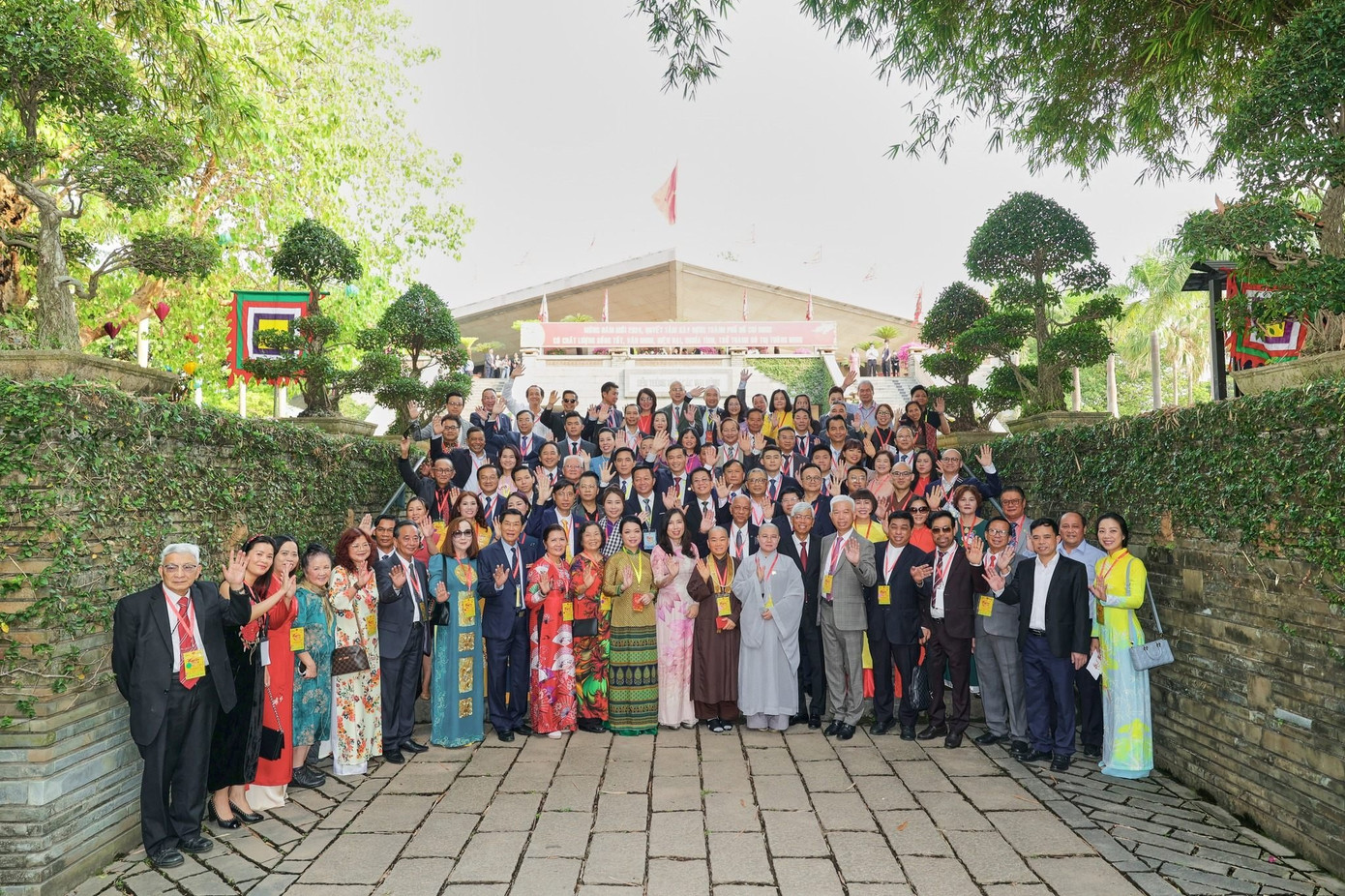 Đoàn kiều bào tiêu biểu tham dự Lễ dâng hương, dâng hoa các vua Hùng tại khu tưởng niệm các vua Hùng - Công viên Lịch sử, Văn hóa Dân tộc (phường Long Bình, quận 9, Thành phố Hồ Chí Minh). Đoàn kiều bào tiêu biểu tham dự Lễ dâng hương, dâng hoa các vua Hùng tại khu tưởng niệm các vua Hùng - Công viên Lịch sử, Văn hóa Dân tộc (phường Long Bình, quận 9, Thành phố Hồ Chí Minh).