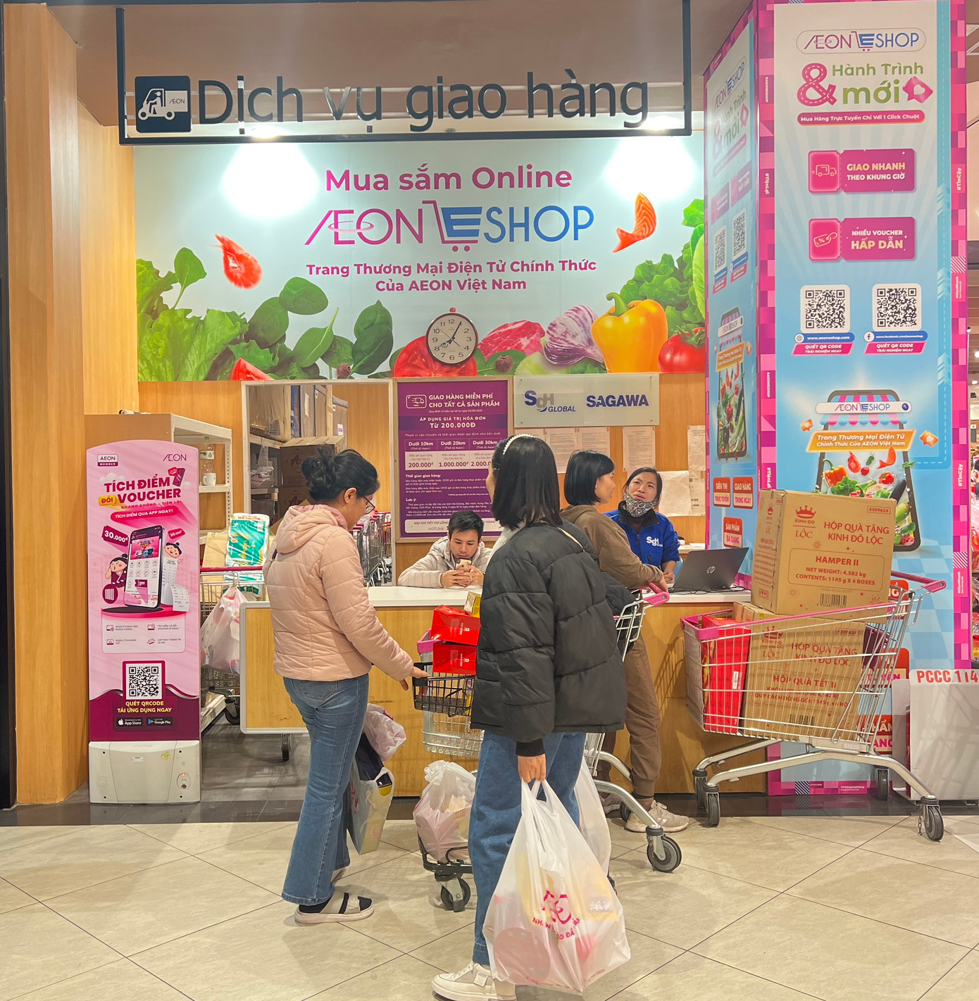 Dịch vụ giao hàng tận nhà của AEON thu hút đông đảo khách hàng với ưu điểm tiện lợi, nhanh chóng cho ngày Tết. Dịch vụ giao hàng tận nhà của AEON thu hút đông đảo khách hàng với ưu điểm tiện lợi, nhanh chóng cho ngày Tết.