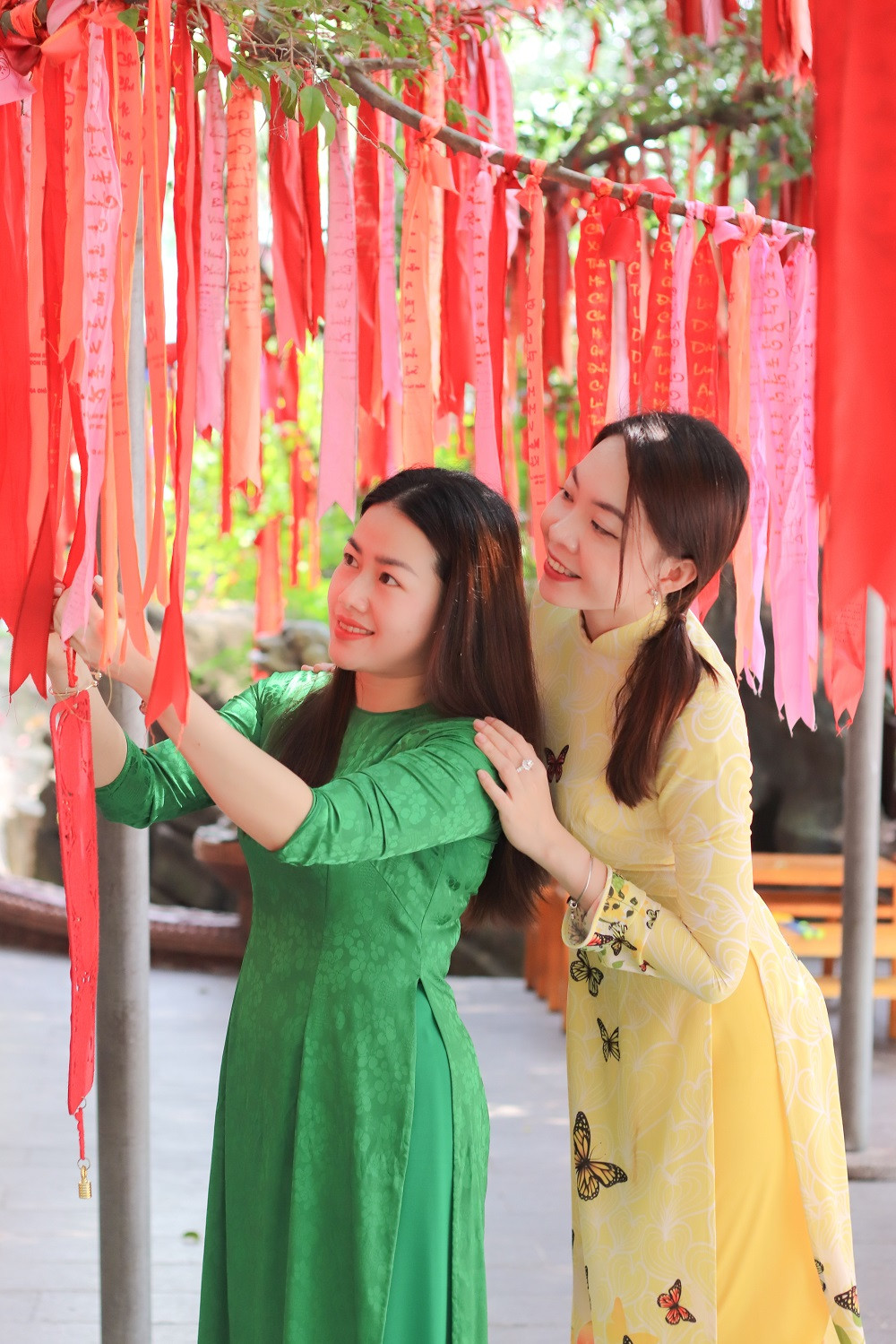 Nữ du khách xúng xính áo dài truyền thống thả dáng bên Đền Hùng, Cây Ước Nguyện.