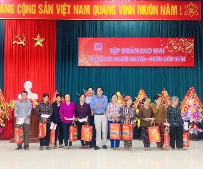 Sao Mai trao quà cho các gia đình có hoàn cảnh khó khăn tại xã Xuân Thịnh, huyện Triệu Sơn