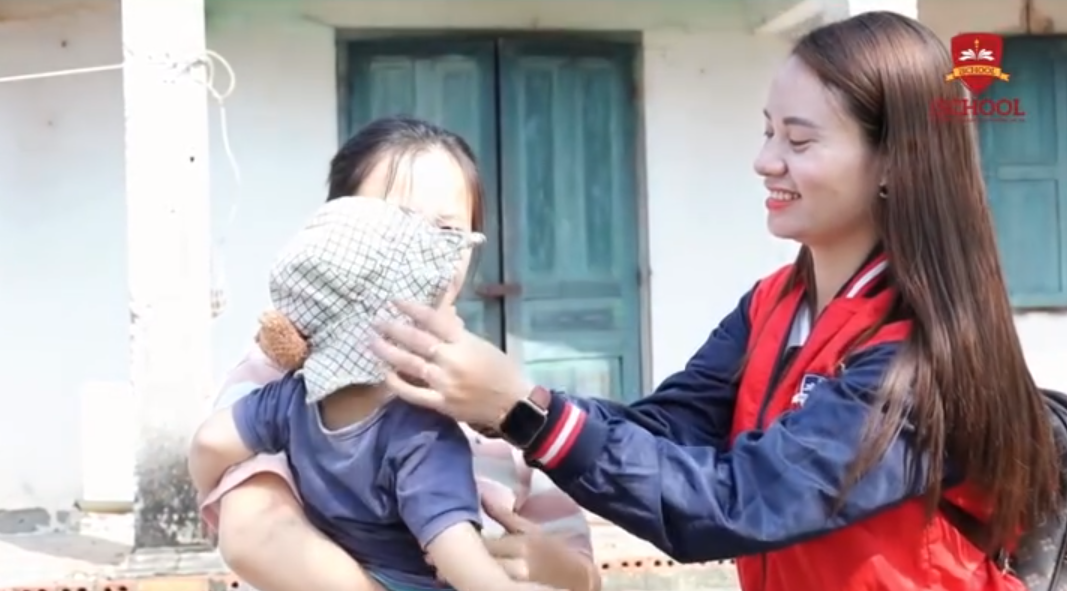 Chương trình thiện nguyện tặng quà cho các em học sinh có hoàn cảnh đặc biệt khó khăn tại tại Xã đảo Ngọc Vừng, tỉnh Quảng Ninh. Ảnh: iSchool Cẩm Phả