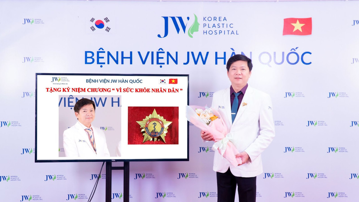 Mới đây Bác sĩ Tú Dung tiếp tục được Bộ Y tế trao tặng giải thưởng“Vì sức khỏe nhân dân”