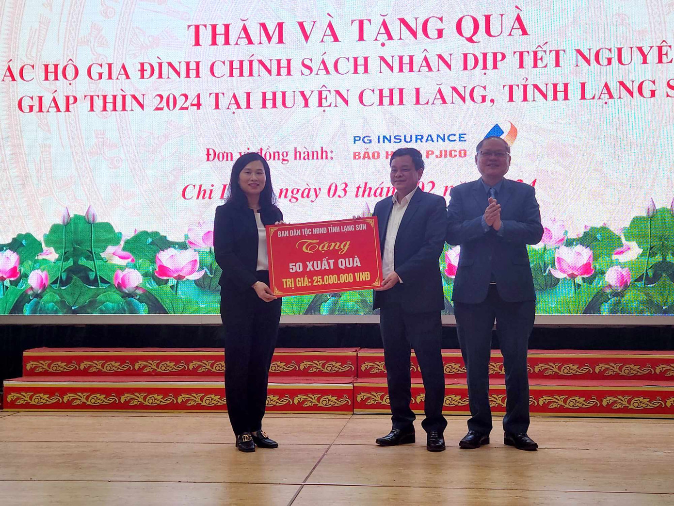 Lãnh đạo huyện Chi Lăng nhận biển tượng trưng hỗ trợ 50 suất quà của Ban Dân tộc HĐND tỉnh Lạng Sơn. Ảnh: Duy Chiến Lãnh đạo huyện Chi Lăng nhận biển tượng trưng hỗ trợ 50 suất quà của Ban Dân tộc HĐND tỉnh Lạng Sơn. Ảnh: Duy Chiến