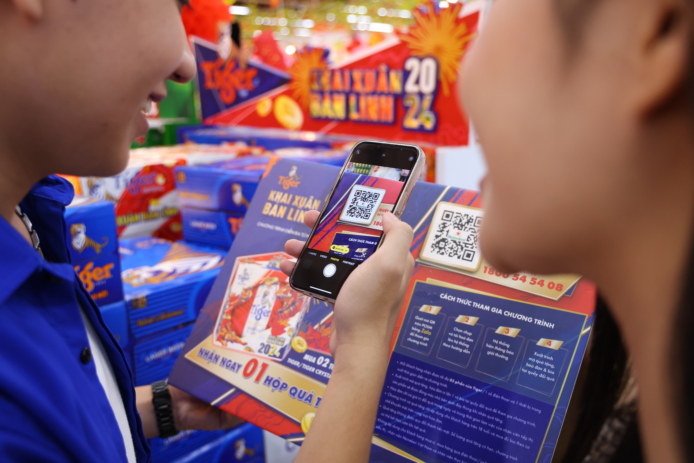 Nhiều khách hàng không khỏi thích thú khi trải nghiệm mua hàng nhưng được rinh về những món quà chỉ với một lần quét mã.