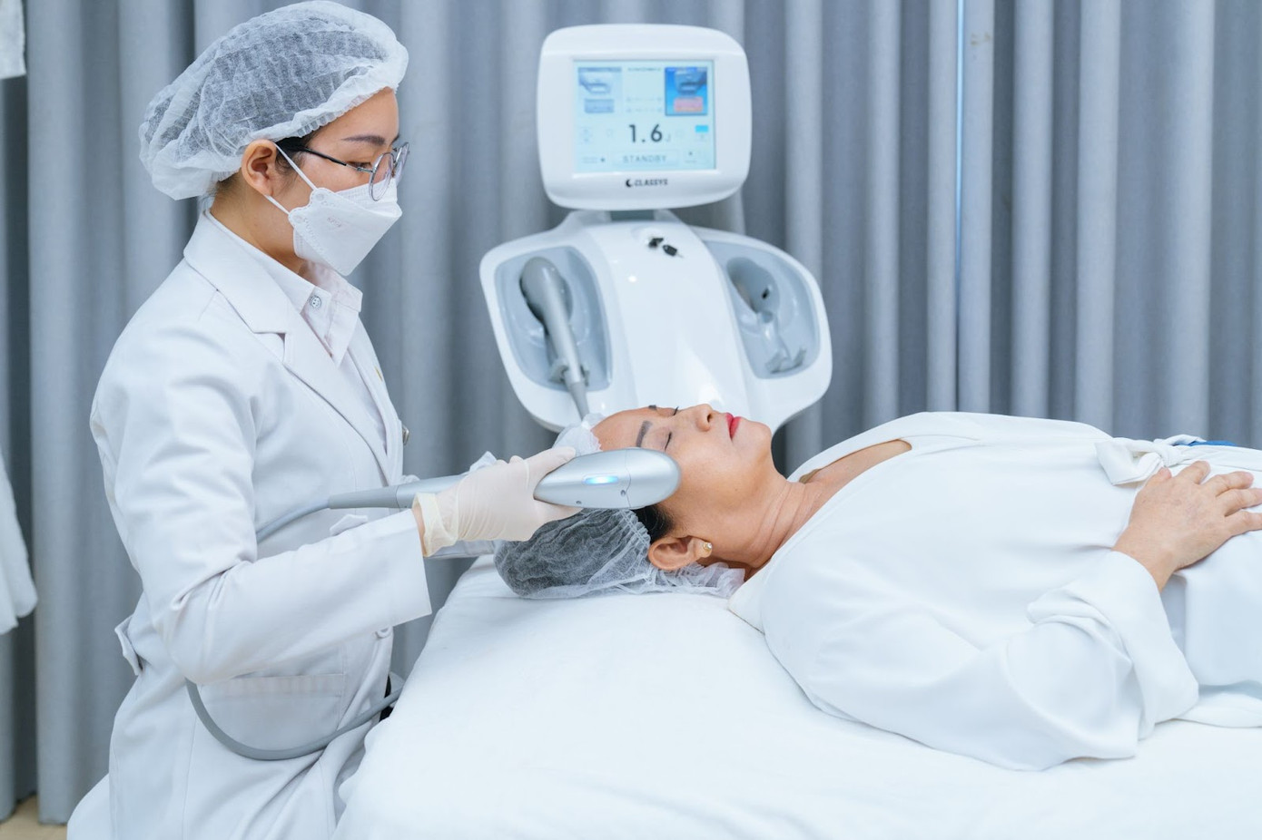 Mỗi khách hàng sẽ được bác sĩ DIVA trực tiếp thăm khám, tư vấn và hỗ trợ điều trị chuyên biệt.