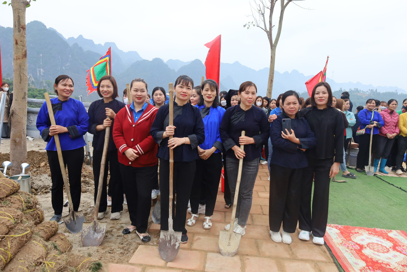 Giới trẻ Chi Lăng hào hứng với tết trồng cây. Ảnh: Duy Chiến Giới trẻ Chi Lăng hào hứng với tết trồng cây. Ảnh: Duy Chiến