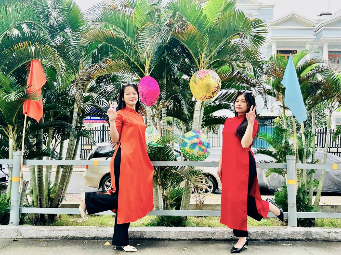 Bạn Nguyễn Ngọc Tuyết Trinh và Trần Ngọc Minh Anh (trường THPT Nguyễn Tất Thành) cùng những chiếc nón lá tái chế. Ảnh. NVCC.