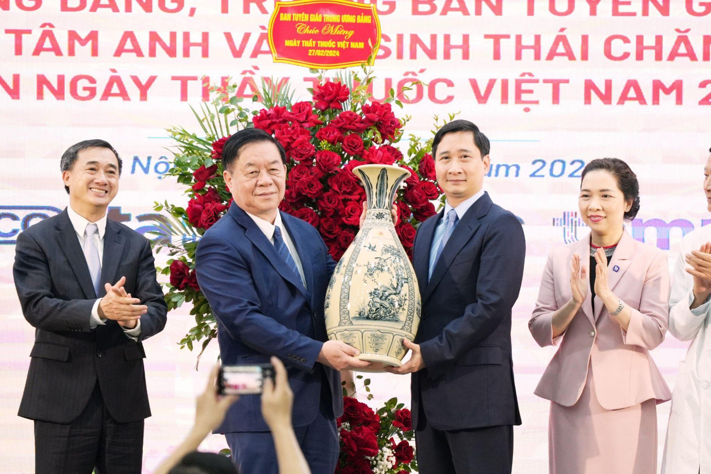 Ban Tuyên giáo Trung ương tặng quà lưu niệm cho hệ sinh thái Bệnh viện Tâm Anh, Hệ thống tiêm chủng VNVC và Công ty Dược phẩm ECO.