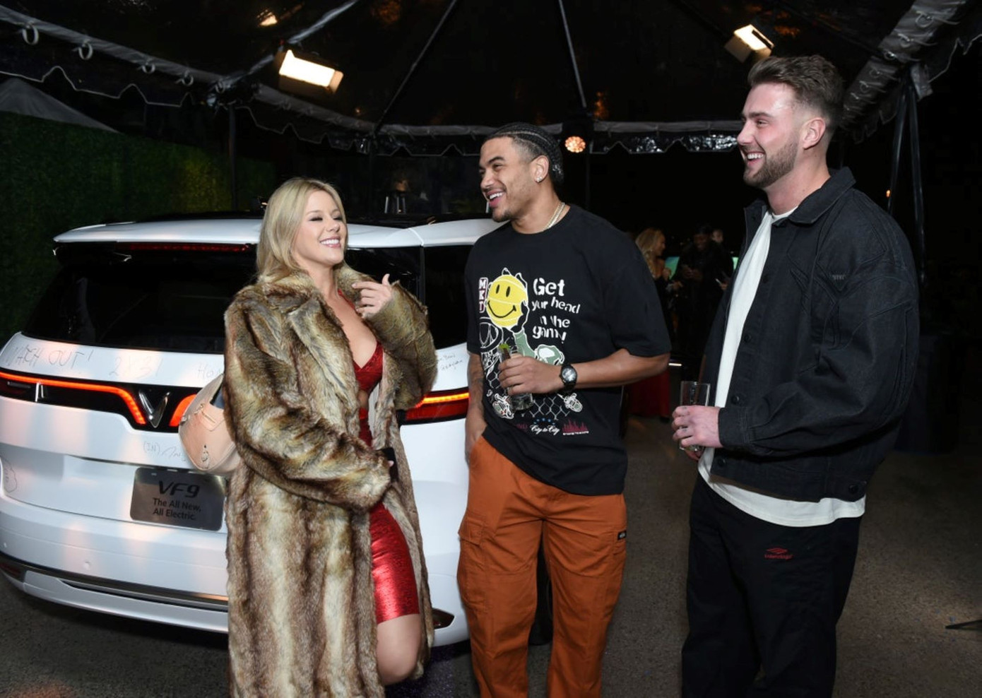 Không chỉ thích thú trải nghiệm thiết kế đầy ấn tượng của mẫu xe VF 9 được trưng bày tại sự kiện, các khách mời còn thoải mái trò chuyện, chia sẻ và cùng lưu lại những hình ảnh ấn tượng với VinFast và VF 9. Ảnh: Getty Images.