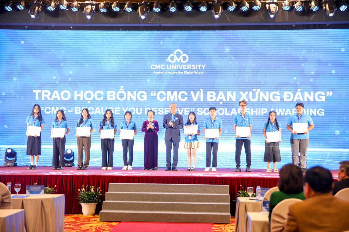 Nguyên Phó Chủ tịch nước Nguyễn Thị Doan và ông Nguyễn Trung Chính - Chủ tịch Tập đoàn CMC trao học bổng “CMC - Vì bạn xứng đáng” năm 2023