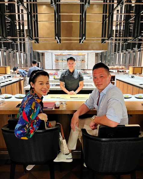 Cũng đến từ Hong Kong (Trung Quốc), vợ chồng nữ diễn viên Hồ Hạnh Nhi và doanh nhân Philip Lee nghỉ tại Regent Phu Quoc trong cả 2 lần du lịch đảo ngọc. Gia đình nổi tiếng này còn đặc biệt tổ chức tiệc sinh nhật tại đây với sự tham gia 50 người thân và bạn bè.