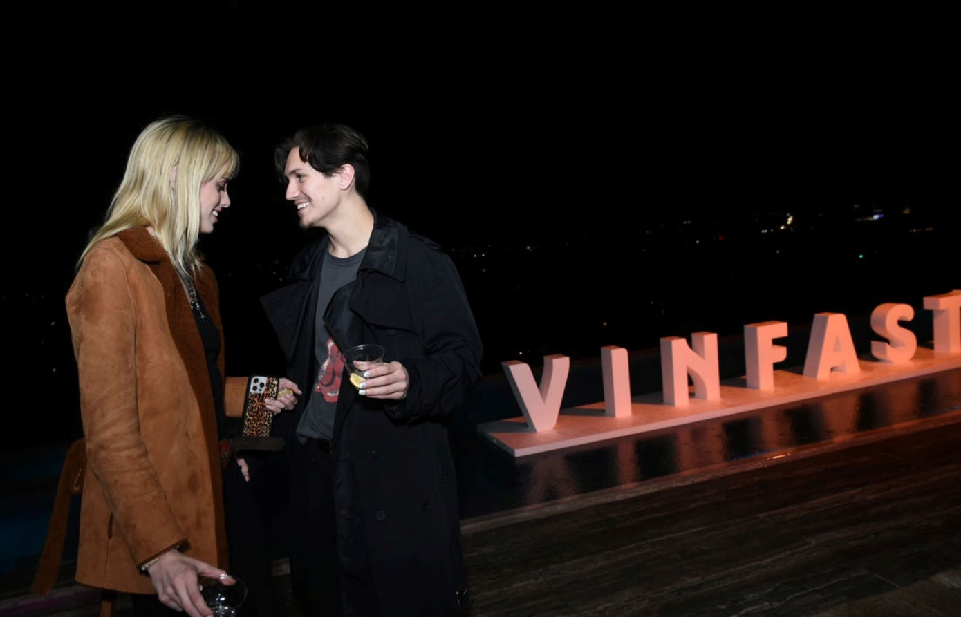 Đứng cạnh dòng tên thương hiệu VinFast nổi bật, nam ca sĩ, diễn viên người Mỹ Chase “Huddy” Hudson cùng người mẫu Chiara Hovland hào hứng trò chuyện, chia sẻ những trải nghiệm đầy ấn tượng tại sự kiện. Ảnh: Getty Images.