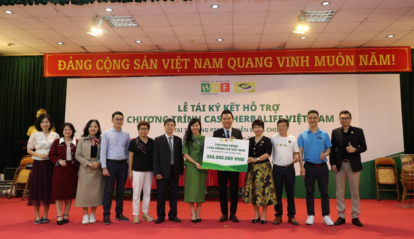 Ông Nguyễn Thành Đạt - Giám đốc Cấp cao Truyền thông Herbalife Việt Nam và Campuchia trao bảng tượng trưng