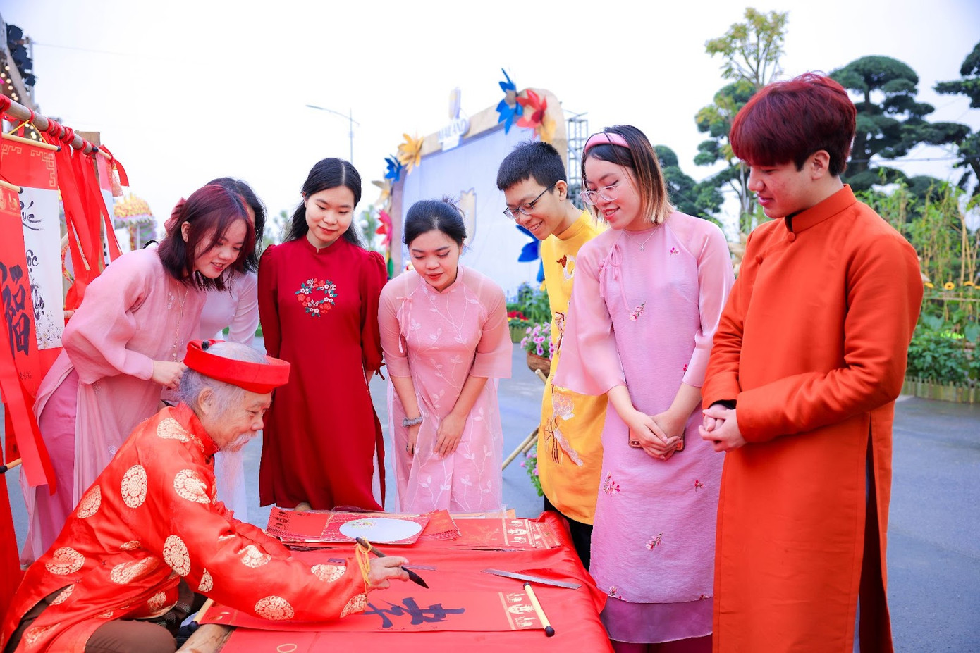 Khách tham quan xin chữ đầu năm tại phố đi bộ Pont De Long Bien. Ảnh: Quang Anh Khách tham quan xin chữ đầu năm tại phố đi bộ Pont De Long Bien. Ảnh: Quang Anh