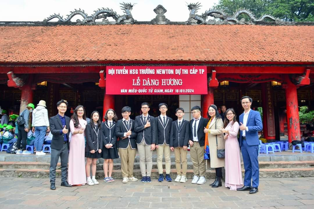 Nhật Long chụp cùng BGH và các bạn trong đội tuyển Khoa học của Trường Newton