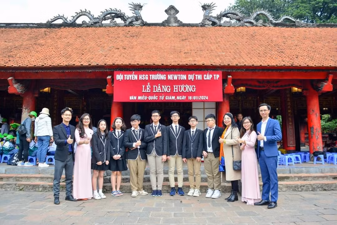 Nhật Long chụp cùng BGH và các bạn trong đội tuyển Khoa học của Trường Newton Nhật Long chụp cùng BGH và các bạn trong đội tuyển Khoa học của Trường Newton