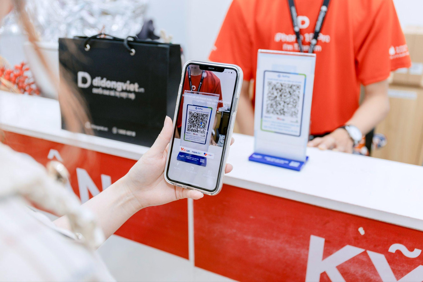 Người dùng thanh toán online bằng cách quét mã QR Code qua SePay