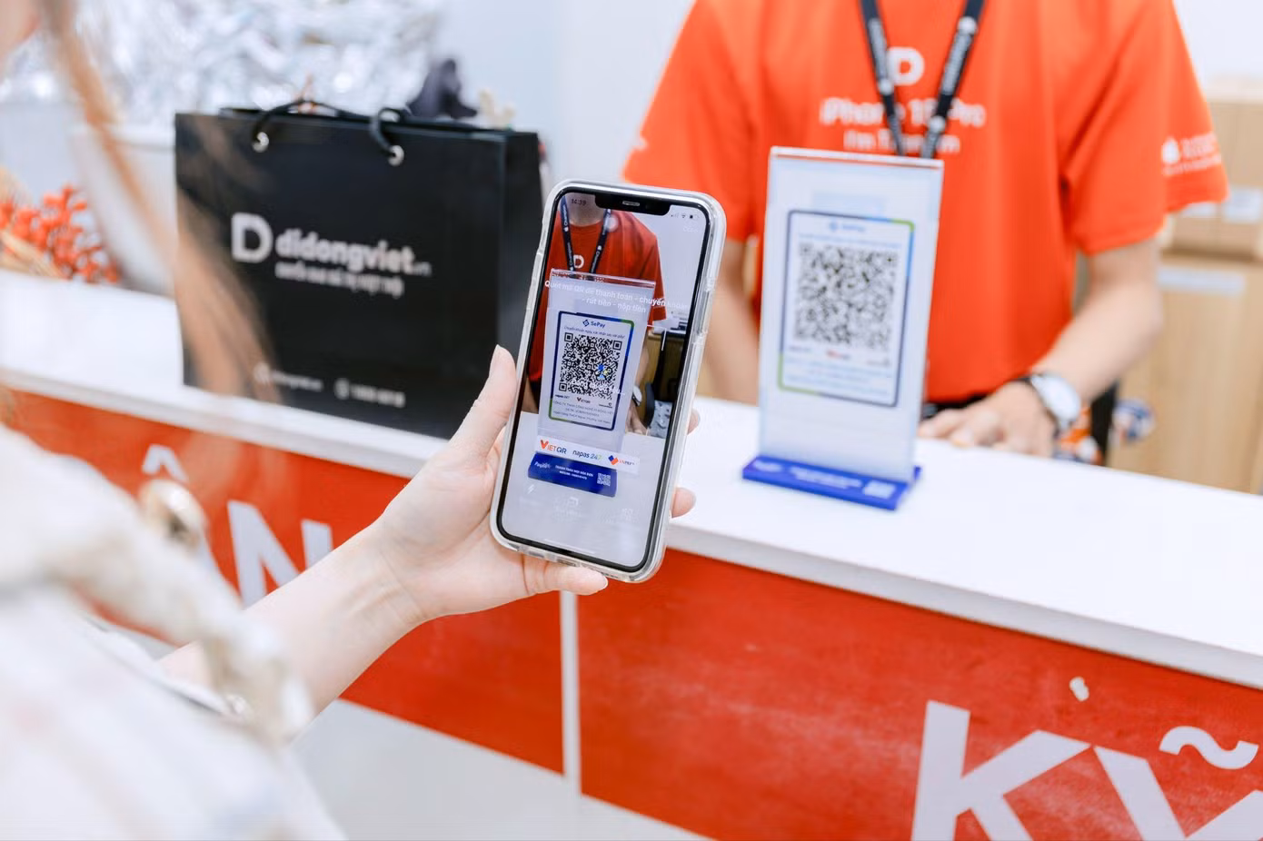 Người dùng thanh toán online bằng cách quét mã QR Code qua SePay