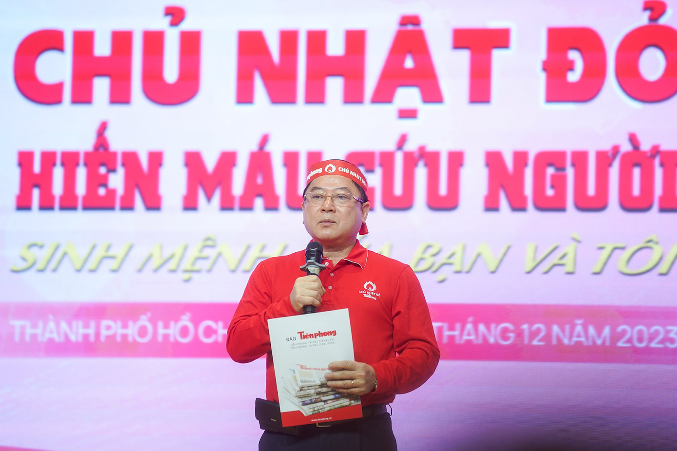 Nhà báo Lê Xuân Sơn, Tổng Biên tập báo Tiền Phong, Trưởng BTC Chủ nhật Đỏ Nhà báo Lê Xuân Sơn, Tổng Biên tập báo Tiền Phong, Trưởng BTC Chủ nhật Đỏ