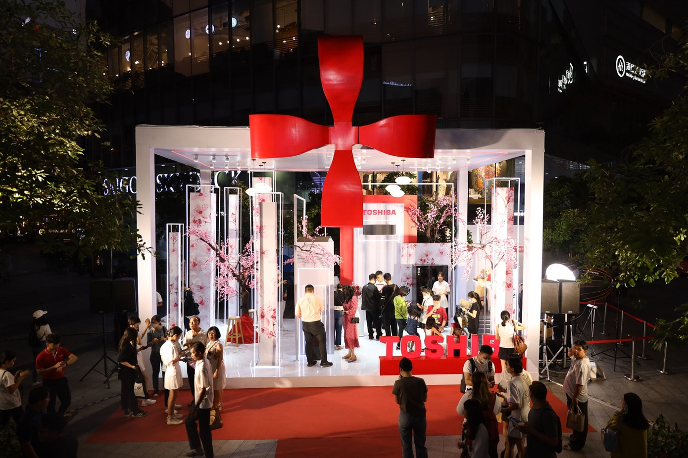 Nhiều khách hàng tham gia check-in và trải nghiệm tại Trạm Tết Thịnh