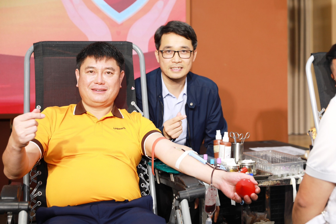 Chủ tịch HĐQT LPBank – ông Nguyễn Đức Thụy tham gia hiến máu tại Ngày hội hiến máu tình nguyện 2024.