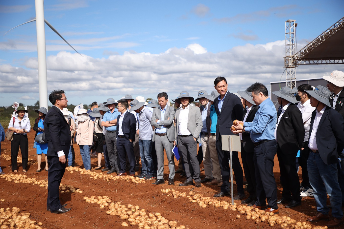 Các đại biểu dự Ngày hội thu hoạch khoai tây tham quan mô hình Các đại biểu dự Ngày hội thu hoạch khoai tây tham quan mô hình