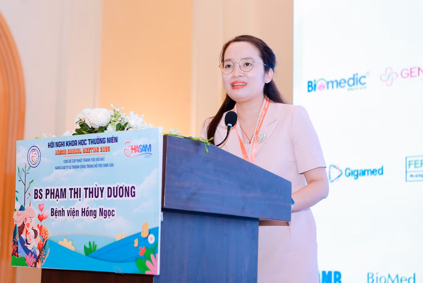 Bác sĩ Phạm Thị Thùy Dương phát biểu tại Hội nghị khoa học lớn nhất khu vực miền Bắc về chuyên đề kích thích buồng trứng nhẹ