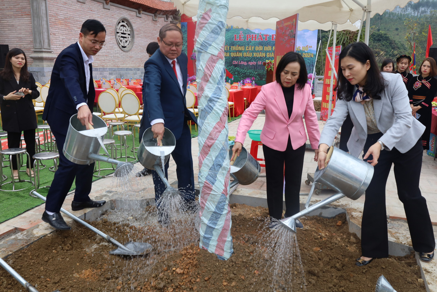 Lãnh đạo, nhân dân các huyện trên địa bàn Lạng Sơn trồng cây đầu xuân. Ảnh: Duy Chiến Lãnh đạo, nhân dân các huyện trên địa bàn Lạng Sơn trồng cây đầu xuân. Ảnh: Duy Chiến