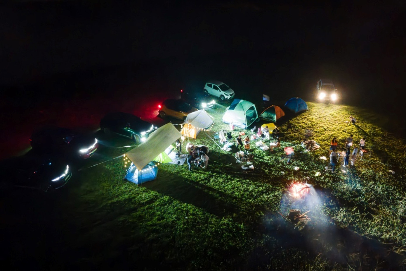 Pha xử lý tình huống bằng đèn xe điện VinFast khi bật chế độ cắm trại “siêu” tiết kiệm pin