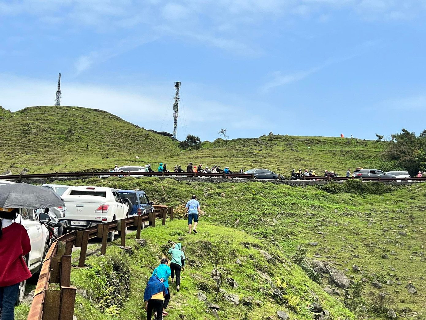 Tắc đường quá lâu, nhiều người đã xuống xe đi bộ lên đỉnh núi